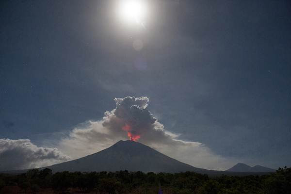 Gunung Agung Erupsi, Semburkan Abu Vulkanis