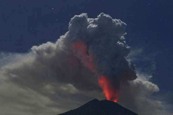 Gunung Agung Erupsi, Semburkan Abu Vulkanis