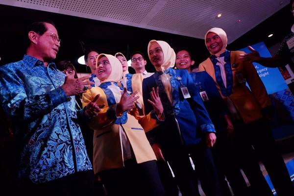 Seragam Baru BCA Bermotif Tenun Ikat