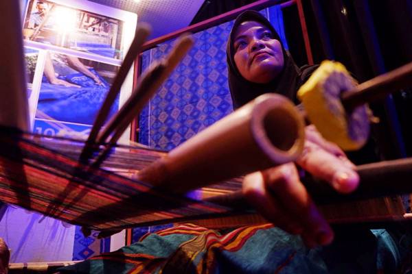 Seragam Baru BCA Bermotif Tenun Ikat