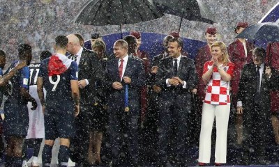 Presiden Kroasia Kolinda Grabar-Kitarovic Rela Berhujan-hujan Demi Timnasnya