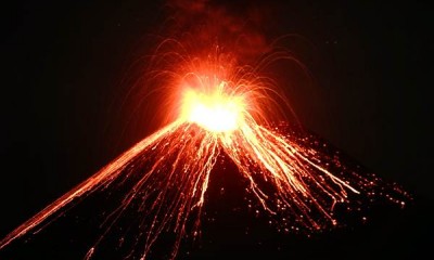 Gunung Anak Krakatau Muntahkan Lava Pijar