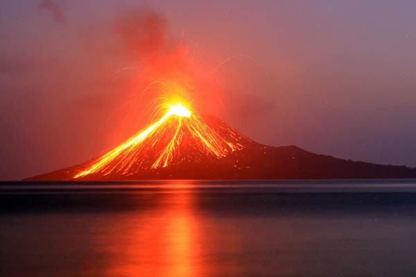 Gunung Anak Krakatau Muntahkan Lava Pijar