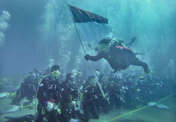 Upacara bendera di Laut Malalayang, Manado