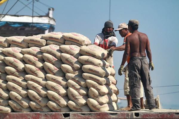 Bongkar Muat Semen di Pelabuhan Paotere