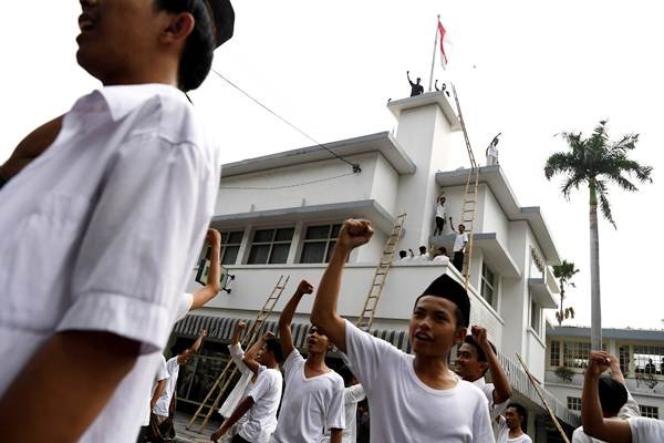 Memperingati Peristiwa Perobekan Bendera Belanda 