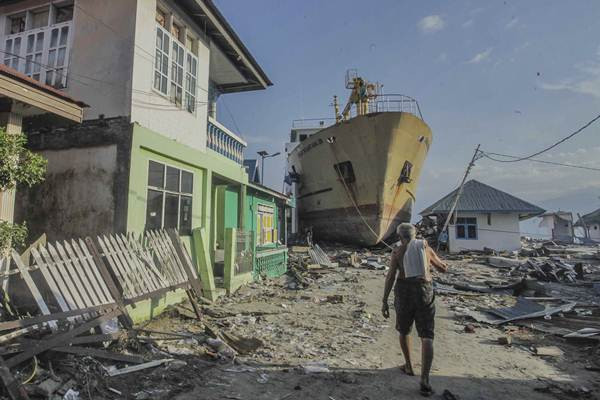 Tsunami Seret Kapal Besar Masuk Permukiman Warga