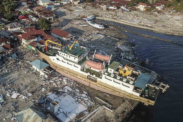 Tsunami Seret Kapal Besar Masuk Permukiman Warga