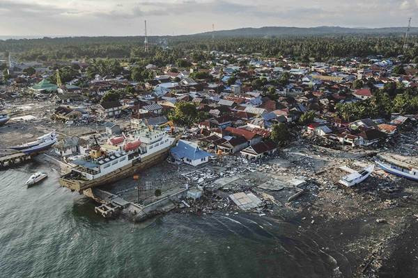 Tsunami Seret Kapal Besar Masuk Permukiman Warga