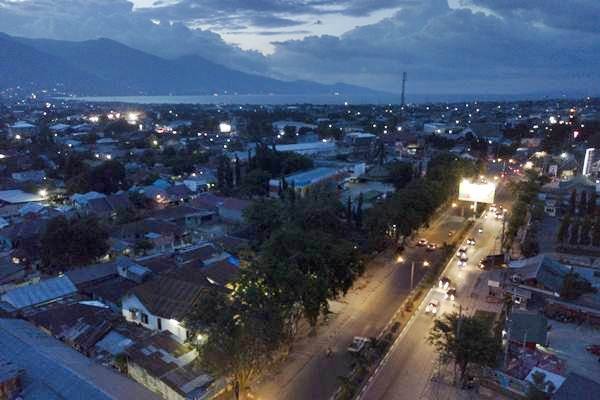 Kota Palu Kembali Terang di Malam Hari