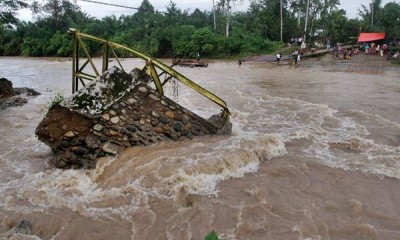 Banjir Rusak Jembatan di Kabupaten Pasaman Barat