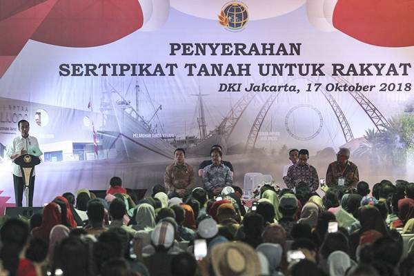 Presiden Jokowi Serahkan Sertifikat Tanah di Jakarta Utara