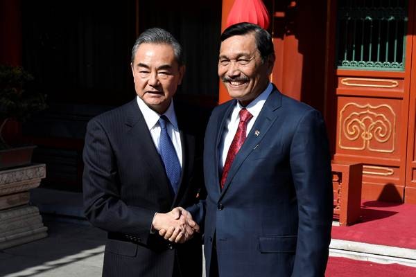 Luhut Pandjaitan Bertemu Menlu China Wang Yi di Beijing
