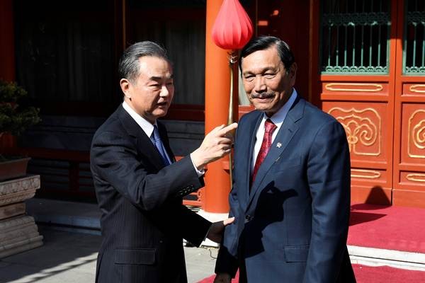 Luhut Pandjaitan Bertemu Menlu China Wang Yi di Beijing