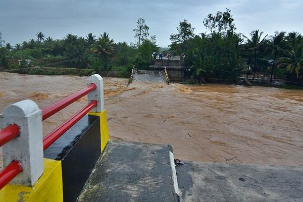 Jembatan Pansel Jabar Ambruk Diterjang Banjir Bandang