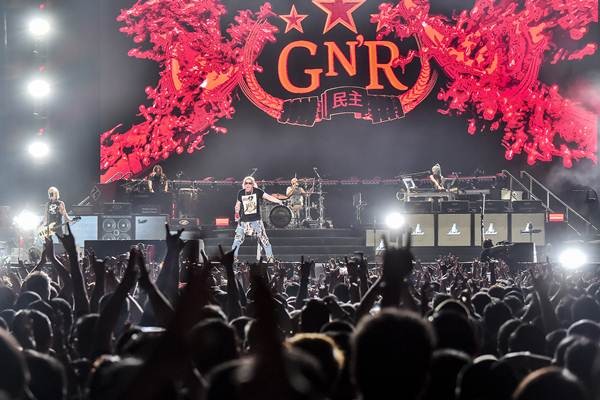 Foto-foto Aksi Panggung Guns N Roses di Jakarta