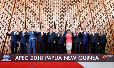 Presiden Jokowi Berfoto Bersama di KTT APEC Papua Nugini