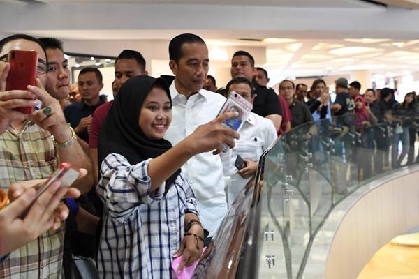 Presiden Jokowi Beli Pakaian untuk Jan Ethes dan Sedah Mirah
