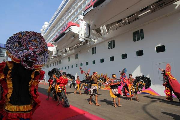 Kapal Pesiar Genting Dream Bawa Wisatawan ke Surabaya