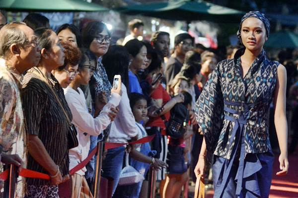 Denpasar Fashion Festival Tampilkan Kain Tenun Endek 