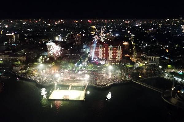 Pesta Kembang Api di Pantai Losari Makassar