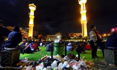 Malam Tahun Baru 2019 di Bandung Dikotori Sampah