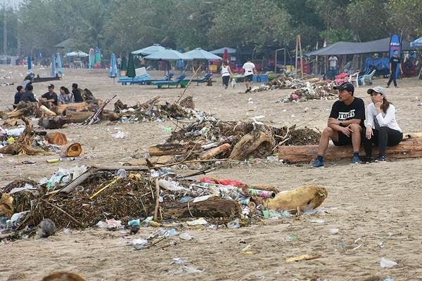 Wisman Bersihkan Sampah di Pantai Kuta