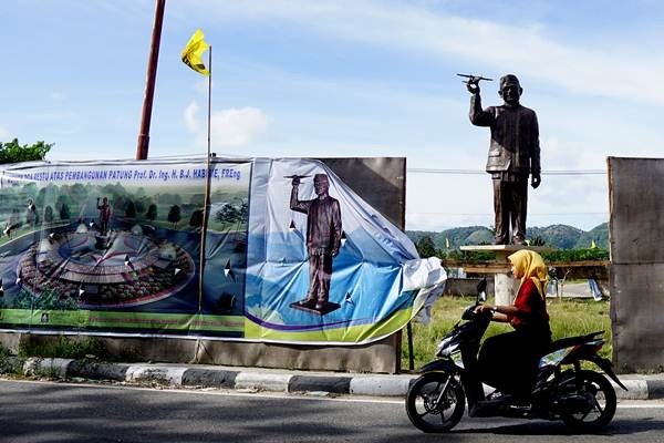 Ada Patung B.J. Habibie Memegang Pesawat di Gorontalo 