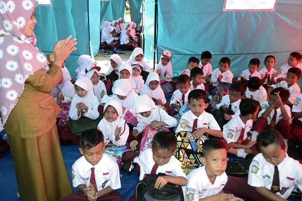 Belajar di Tenda Darurat Pascatsunami Lampung
