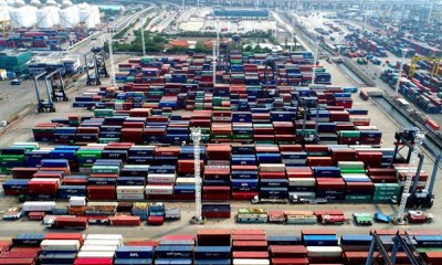 Aktivitas Bongkar Muat di Jakarta International Container Terminal