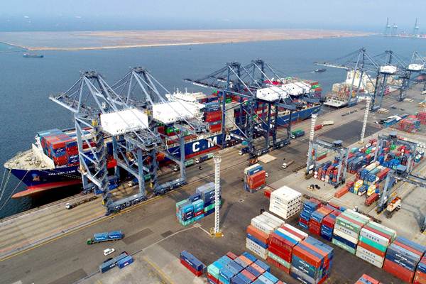 Aktivitas Bongkar Muat di Jakarta International Container Terminal