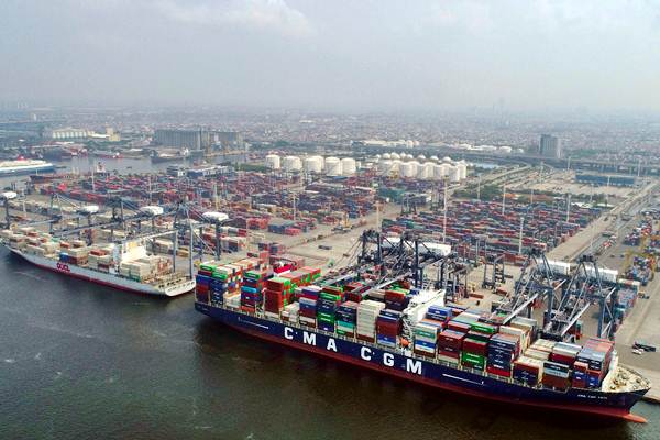 Aktivitas Bongkar Muat di Jakarta International Container Terminal