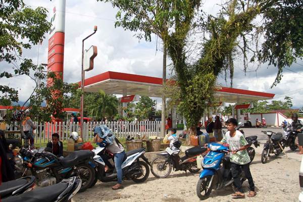 Antrean Panjang Pembelian BBM di Kabupaten Luwu Utara