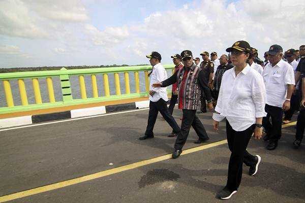 Basuki Hadimuljono dan Sri Mulyani Resmikan Jembatan Leta Oar Ralan