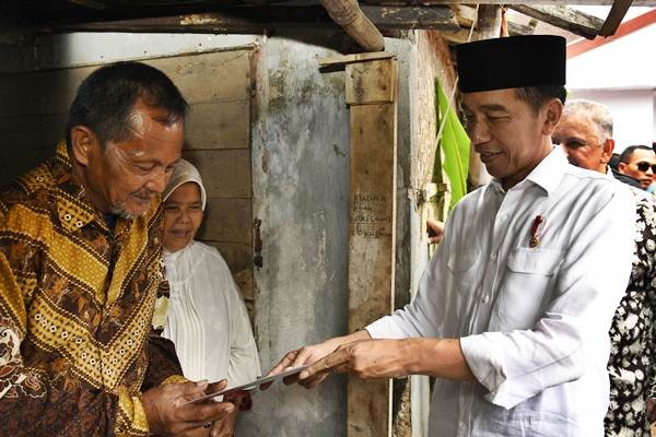 Presiden Jokowi Tinjau Penyambungan Listrik Gratis