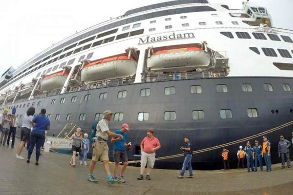 Kunjungan Kapal Pesiar Maasdam di Makassar 
