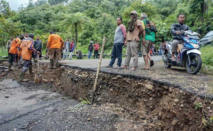 Jalan Ambles di Jalur Pekalongan - Banjarnegara