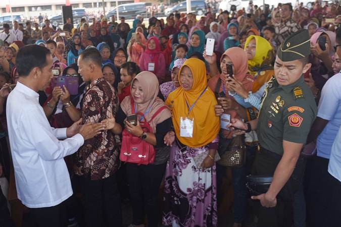 Presiden Jokowi Temui Nasabah Mekaar Binaan PNM di Magetan