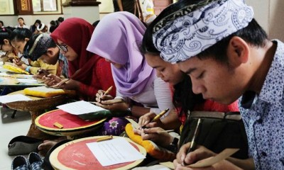 Menuliskan Aksara Bali di Atas Daun Lontar