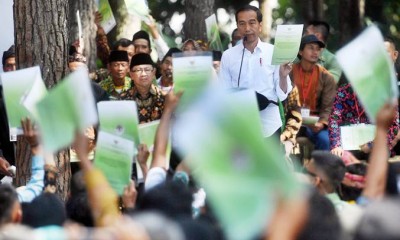 Presiden Jokowi Bagikan SK Pengelolaan Hutan Sosial