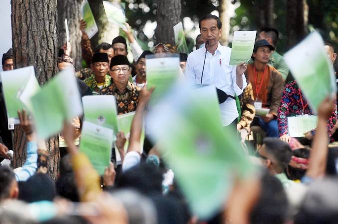 Presiden Jokowi Bagikan SK Pengelolaan Hutan Sosial