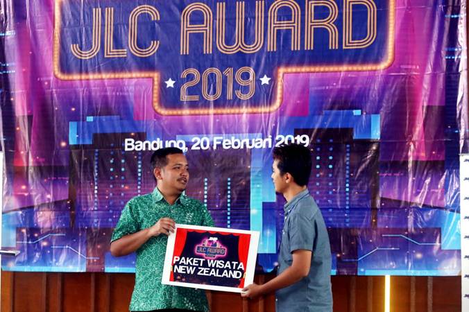 Penyerahan Hadiah JNE Loyality Card