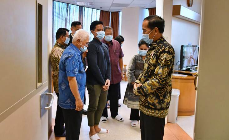 Presiden Jokowi Menjenguk Ibu Ani Yudhoyono di Singapura