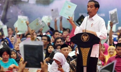Presiden Jokowi didampingi Anies Baswedan Bagikan Sertifikat Tanah