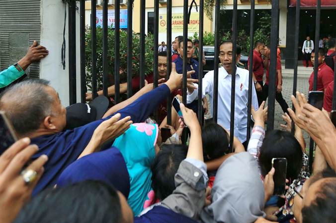 Berebut Menyalami Presiden Jokowi