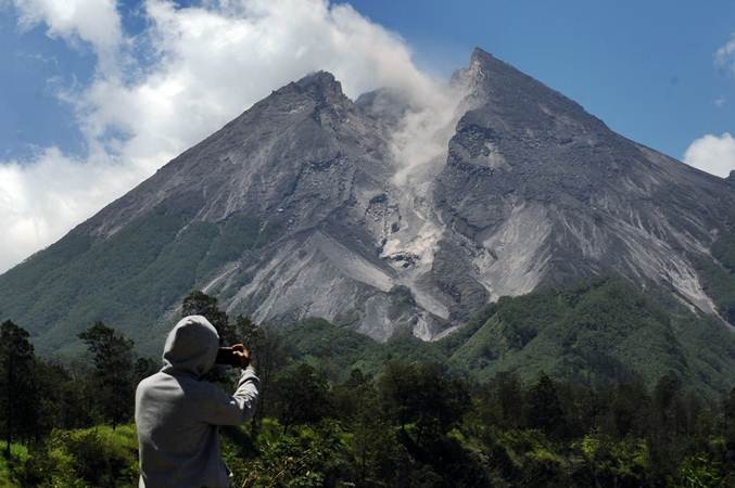 Ada Guguran Awan Panas Kecil Gunung Merapi