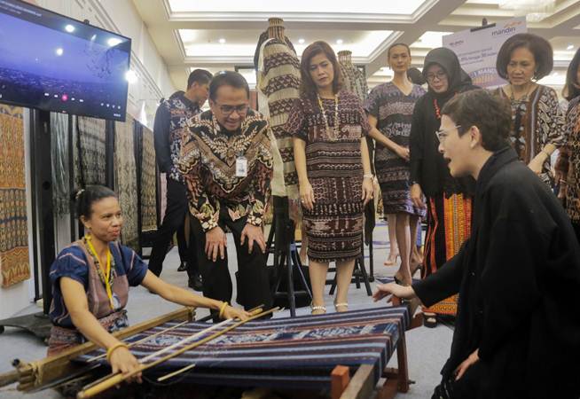 Bank Mandiri Dukung Produk Tenun Indonesia