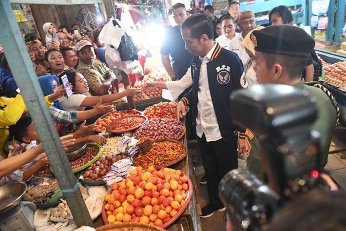Presiden Jokowi dan Ibu Iriana Berbelanja di Pasar Gorontalo
