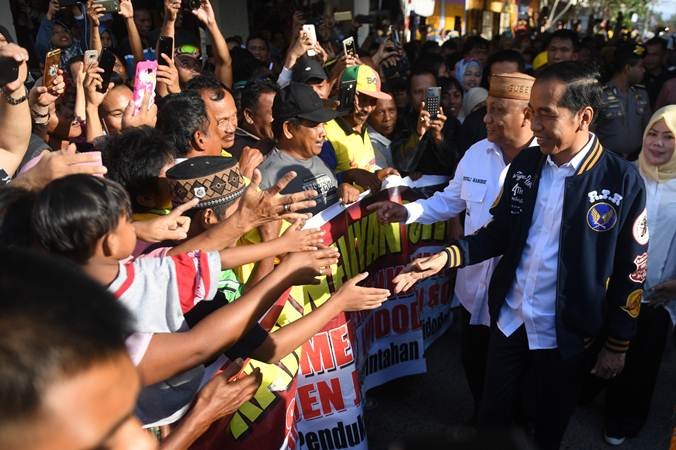 Presiden Jokowi dan Ibu Iriana Berbelanja di Pasar Gorontalo
