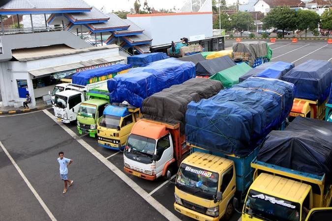 Hari Raya Nyepi, Truk Logistik Antre di Pelabuhan Ketapang